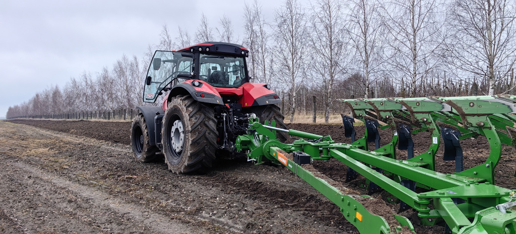 McCormick X8.631 с плугом Amazone Hektor 2.jpg