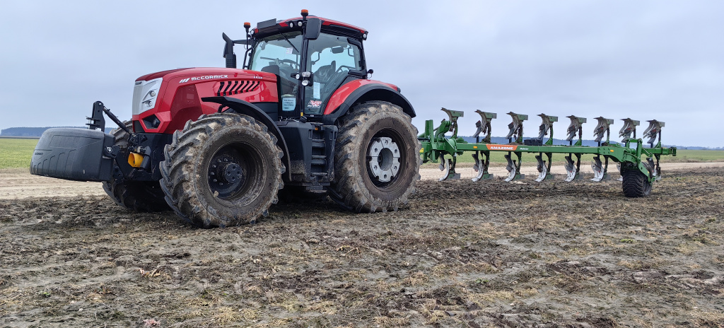 McCormick X8.631 с плугом Amazone Hektor 1.jpg